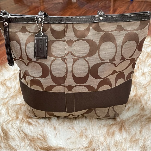 Signature Coach shoulder bag - Picture 2 of 9